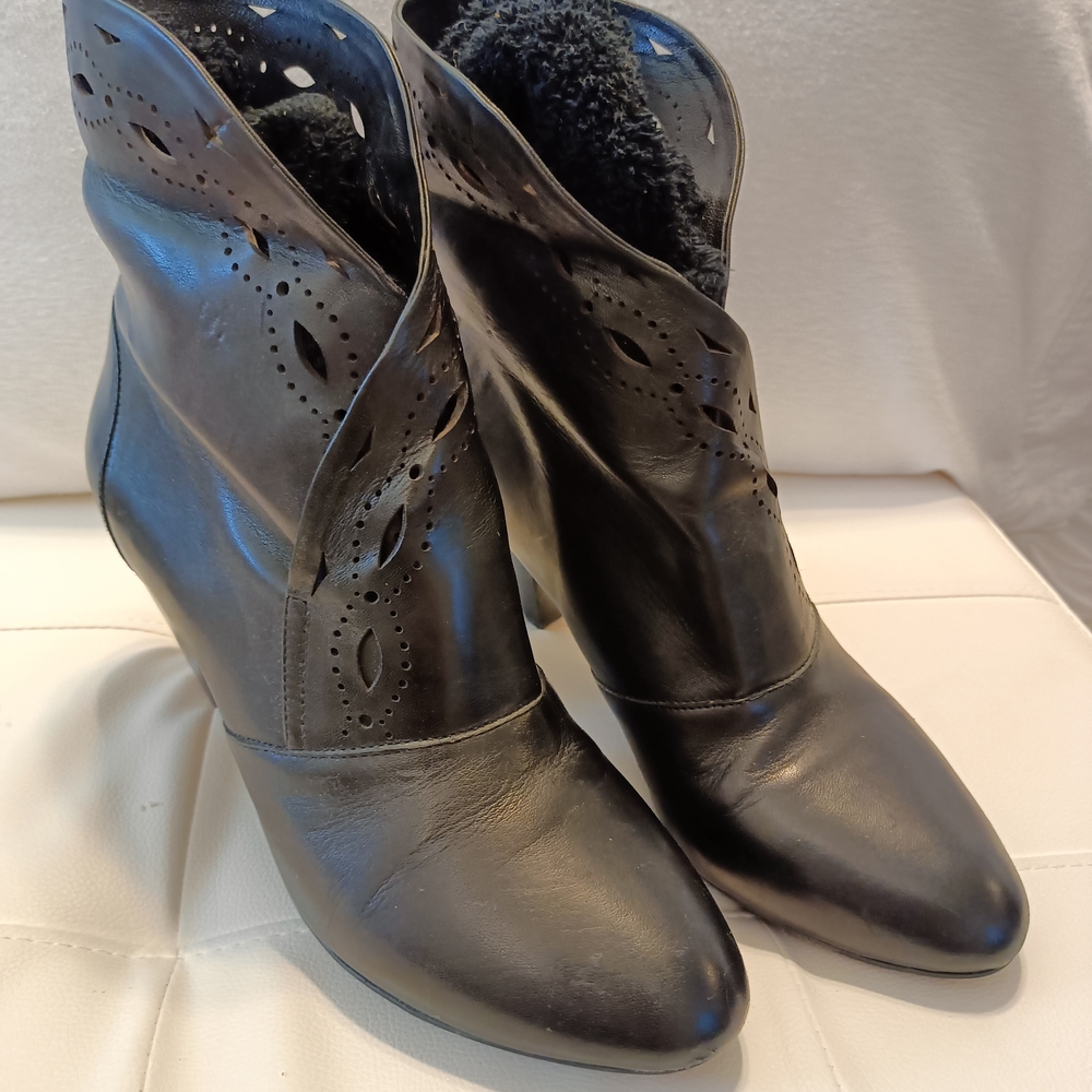 MIZ MOOZ BLACK HEELED Boots with Classic Lace-Up SZ 9 STUNNING